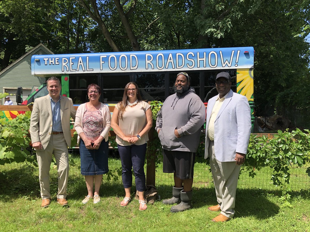 JDFrassinelli's tweet photo. Great visit this morning to Hartford’s Keney Park Sustainability Project with @MySNACT, the National School Nutrition Association’s Reggie Ross and our amazing hosts Lonnie Burt and Herb Virgo. 85% of what’s grown here goes to @Hartford_Public meal programs for kids. @EducateCT https://t.co/X0IgvMkkl5