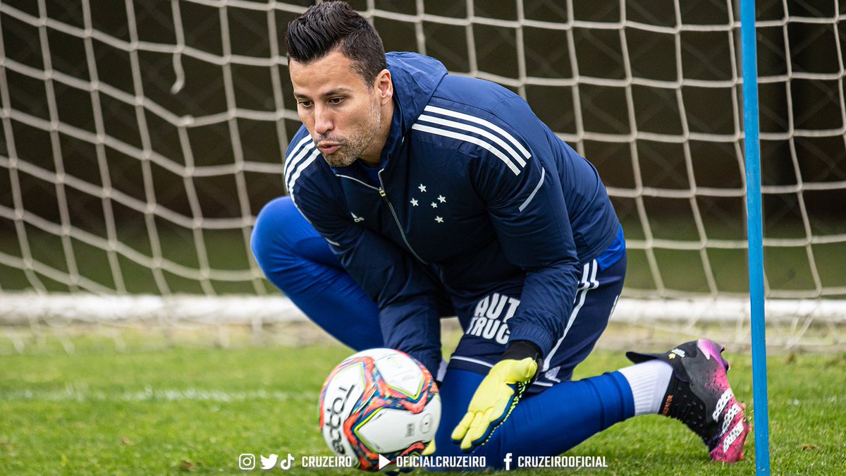 Cruzeiro's tweet photo. Ídolo e capitão celeste! 🦊👊

📸 Igor Sales / Cruzeiro https://t.co/bQR2fms8qG