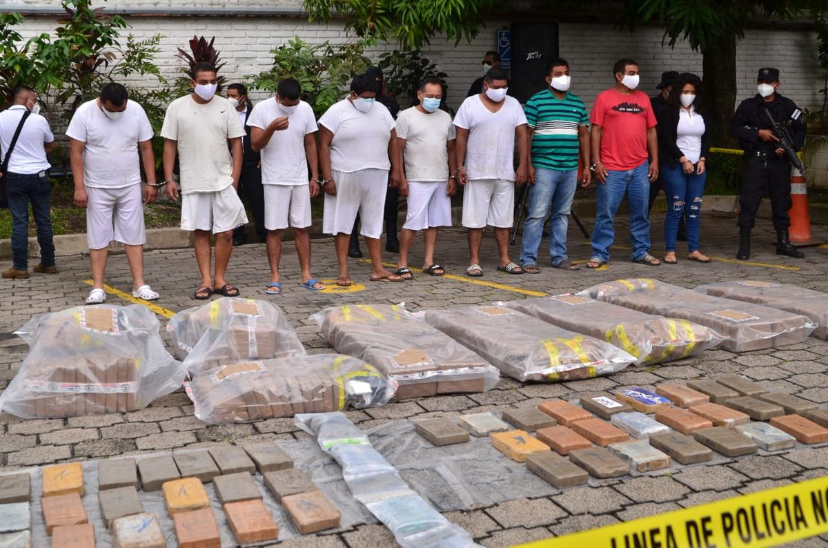 DefensaSV's tweet photo. Señor Ministro @merino_monroy declara que debido a la efectividad del #PlanControlTerritorial y al trabajo en conjunto con la @PNCSV y @FGR_SV, se ha logrado esta importante incautación de droga. https://t.co/OLeeTeQSI3