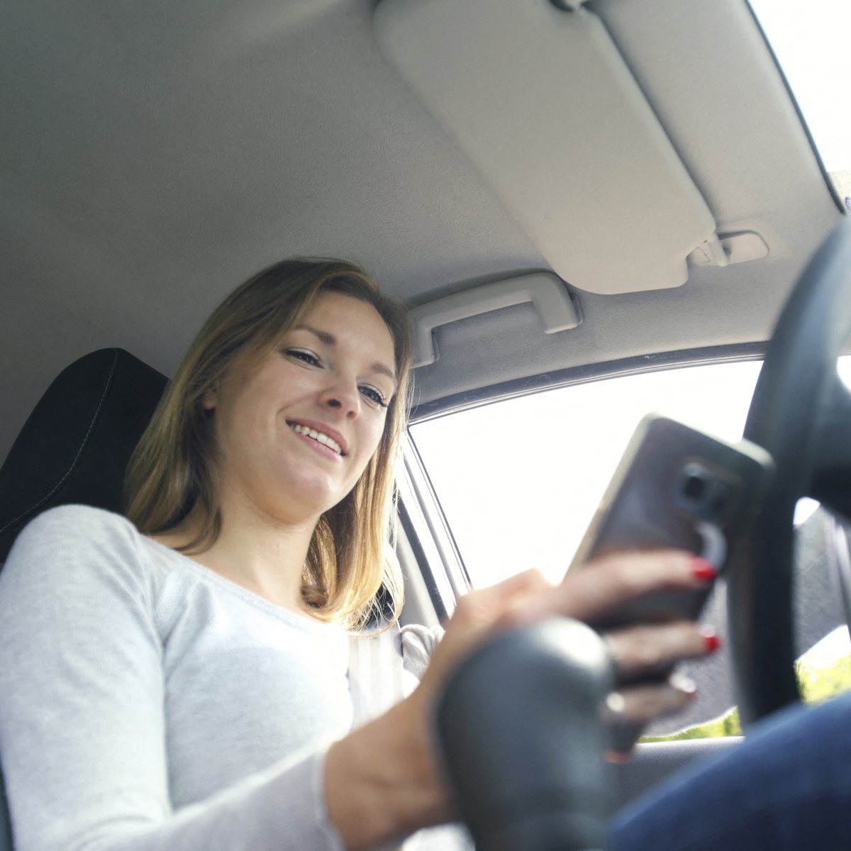 InsuranceEdison's tweet image. Sometimes we need a reminder to focus when driving. Forbes Advisor recently shared data from a Farmers® survey showing that even though drivers know it’s not safe to use their phone while driving, they still do it.  farme.rs/ForbesAdvisor