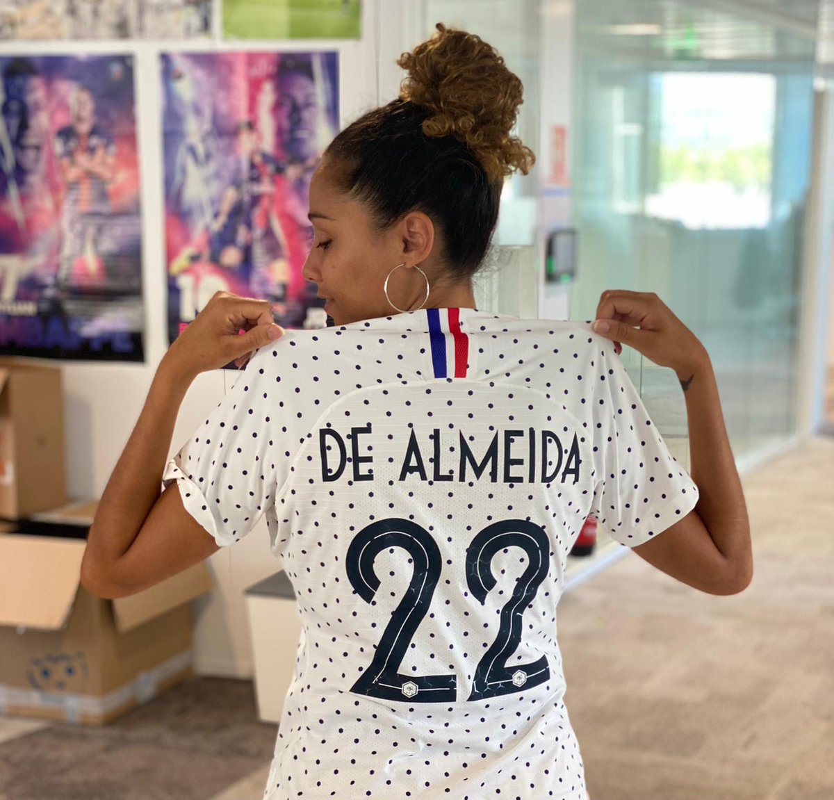 lequipedusoir's tweet image. 🚨 ALERTE CADEAU 🚨

Ce soir @vsainsily vous fait gagner le maillot de l'Equipe de France féminine porté et signé par @elisadealmeida 😍

Pour le remporter : 
RT + FOLLOW @lequipedusoir et @elisadealmeida
 
Bonne chance à tous🍀

#EDS
