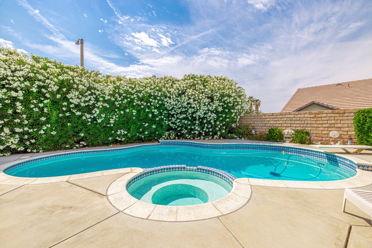 WardRealtor's tweet image. Stay cool this summer with this Palmdale POOL home!
#JustListed!
3545 Challenger Ct, Palmdale CA 93550
➡️Visit bit.ly/3wEgguT
 for more photos and information 👀
#HomeBasedRealty #MaggieWardRealtor #MoveWithMaggie #PoolHome #PalmdalePoolHome #RealEstate #YourAVHomeValues