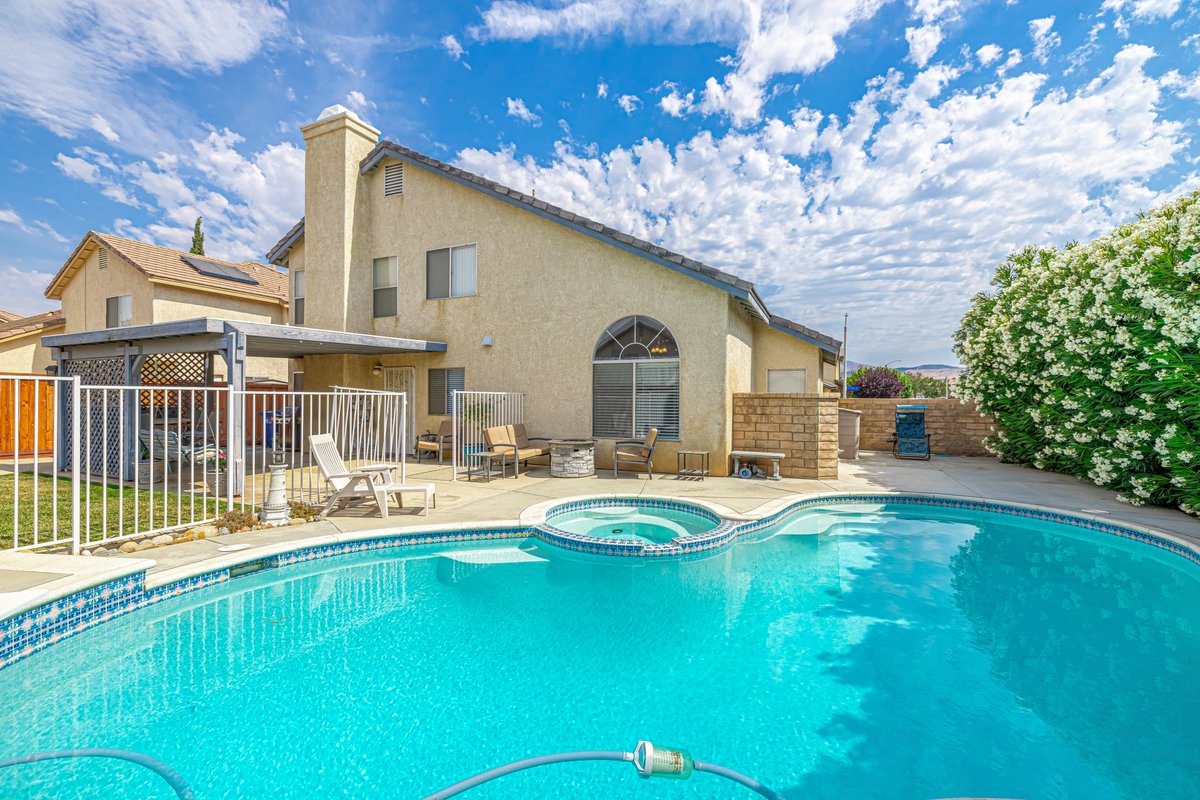 WardRealtor's tweet image. Stay cool this summer with this Palmdale POOL home!
#JustListed!
3545 Challenger Ct, Palmdale CA 93550
➡️Visit bit.ly/3wEgguT
 for more photos and information 👀
#HomeBasedRealty #MaggieWardRealtor #MoveWithMaggie #PoolHome #PalmdalePoolHome #RealEstate #YourAVHomeValues