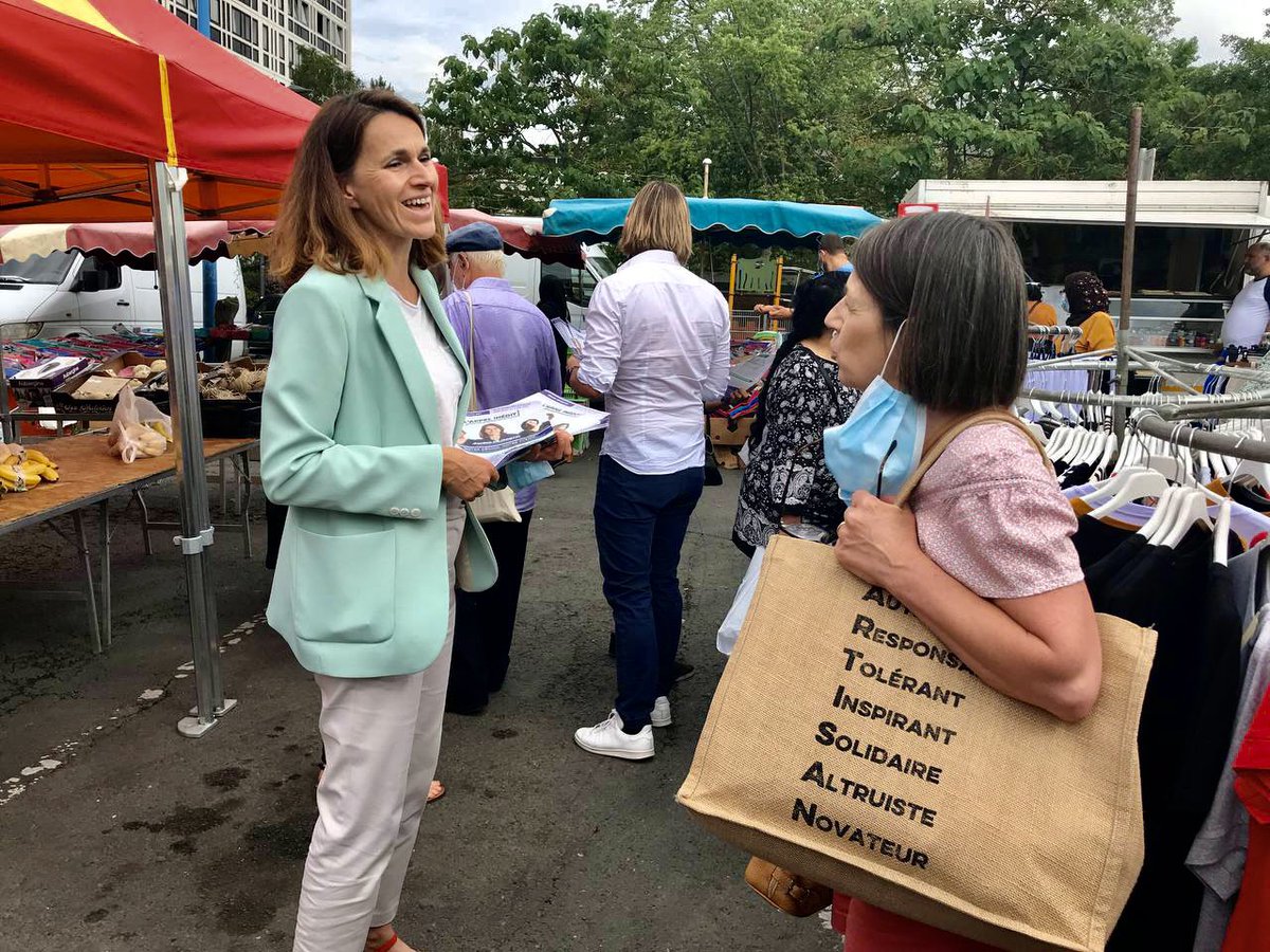 appel_inedit's tweet photo. J-2 : Dernière journée de campagne : 

Qui commence par un tractage sur le Marché de #Borny 
@aurelifil a pu bénéficier d’un accueil chaleureux 🥰 #regionales2021 https://t.co/gkzWJwirKB