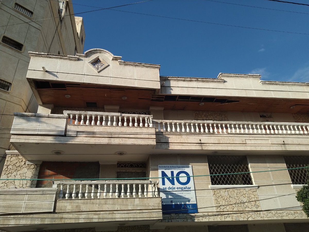 yanoes123's tweet photo. Este es el edificio en la calle 11, esta foto fue tomada en el 2020 a la fecha no hemos tenido respuesta concreta por parte de la @SAESAS1 de las diferentes solicitudes enviadas, hoy esta en completo abandono e invadido por habitantes de calle, causando graves afectaciones. https://t.co/hjcpvhva37