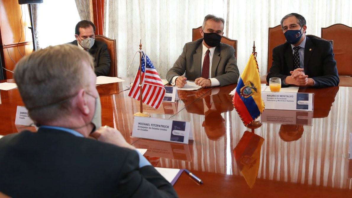 MMontalvoEC's tweet photo. La relación comercial bilateral, la provisión de vacunas, la cooperación no reembolsable y movilidad humana fueron los temas que concentraron nuestra agenda durante el encuentro que mantuvimos con el Embajador de los Estados Unidos, Michael J. Fitzpatrick. #DiplomaciaDelEncuentro https://t.co/dmVIvIwBh6