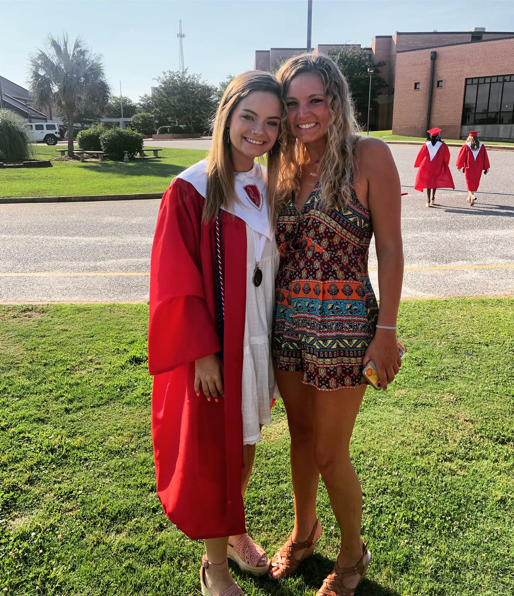 k_sliiice's tweet photo. HAPPY GRAD DAY TO MY LIL SISTA 🎓🥳 https://t.co/FtwXD13roK