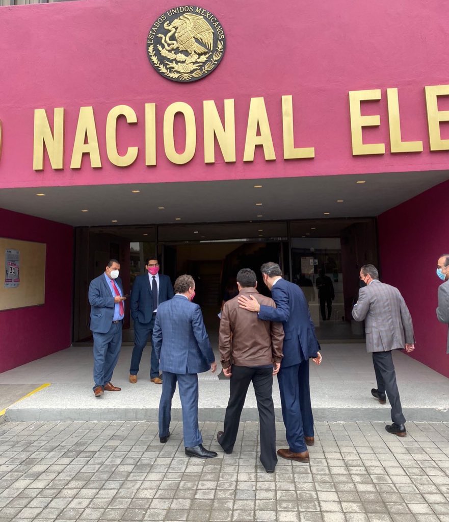 gerislas's tweet photo. Me reuní con @lorenzocordovav Presidente del @INEMexico ahí refrendé nuestro compromiso con la democracia al mismo tiempo de informarle que con elementos, hemos iniciado la defensa juridica de @fuerzaxmexico para seguir fortaleciendo la vida electoral de 🇲🇽 #NiUnpasoAtrás https://t.co/FqGO5Rkphi