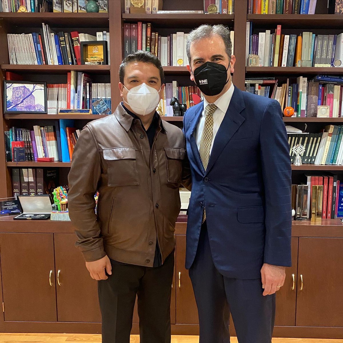 gerislas's tweet photo. Me reuní con @lorenzocordovav Presidente del @INEMexico ahí refrendé nuestro compromiso con la democracia al mismo tiempo de informarle que con elementos, hemos iniciado la defensa juridica de @fuerzaxmexico para seguir fortaleciendo la vida electoral de 🇲🇽 #NiUnpasoAtrás https://t.co/FqGO5Rkphi