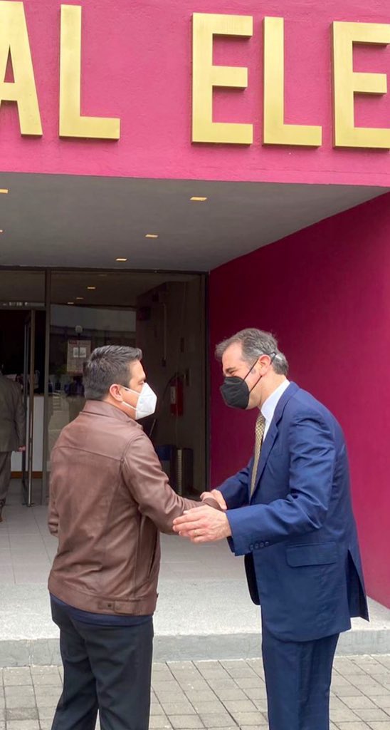 gerislas's tweet photo. Me reuní con @lorenzocordovav Presidente del @INEMexico ahí refrendé nuestro compromiso con la democracia al mismo tiempo de informarle que con elementos, hemos iniciado la defensa juridica de @fuerzaxmexico para seguir fortaleciendo la vida electoral de 🇲🇽 #NiUnpasoAtrás https://t.co/FqGO5Rkphi