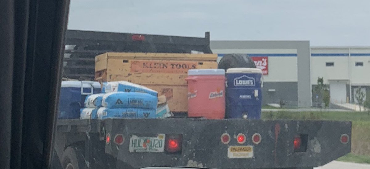 DayDreamQween's tweet photo. I’m sir that does not look like a trunk... https://t.co/nEbXbYE8k3