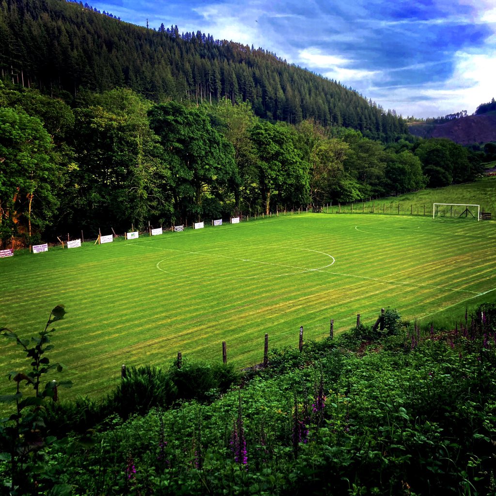 AscensoInglesok's tweet photo. 🌳😍🏴󠁧󠁢󠁷󠁬󠁳󠁿 Esta maravilla es del Corrís United de la 6ta división del fútbol galés. Su reducto está ubicado en la entrada de un bosque. https://t.co/aJBAWLqgXC