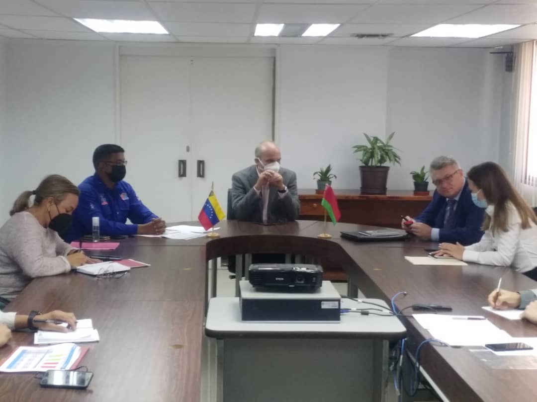 #AHORA || Junto al Embajador de Belarus en #Venezuela, Andrei Leonidovich Molchan y el Vicepdte. <a href="/rmenendezp/">Ricardo Menéndez</a> nos reunimos para consolidar la cooperación y proyectos para el bienestar de nuestra #Patria 

¡Seguiremos Venciendo!

#CaminoACarabobo
