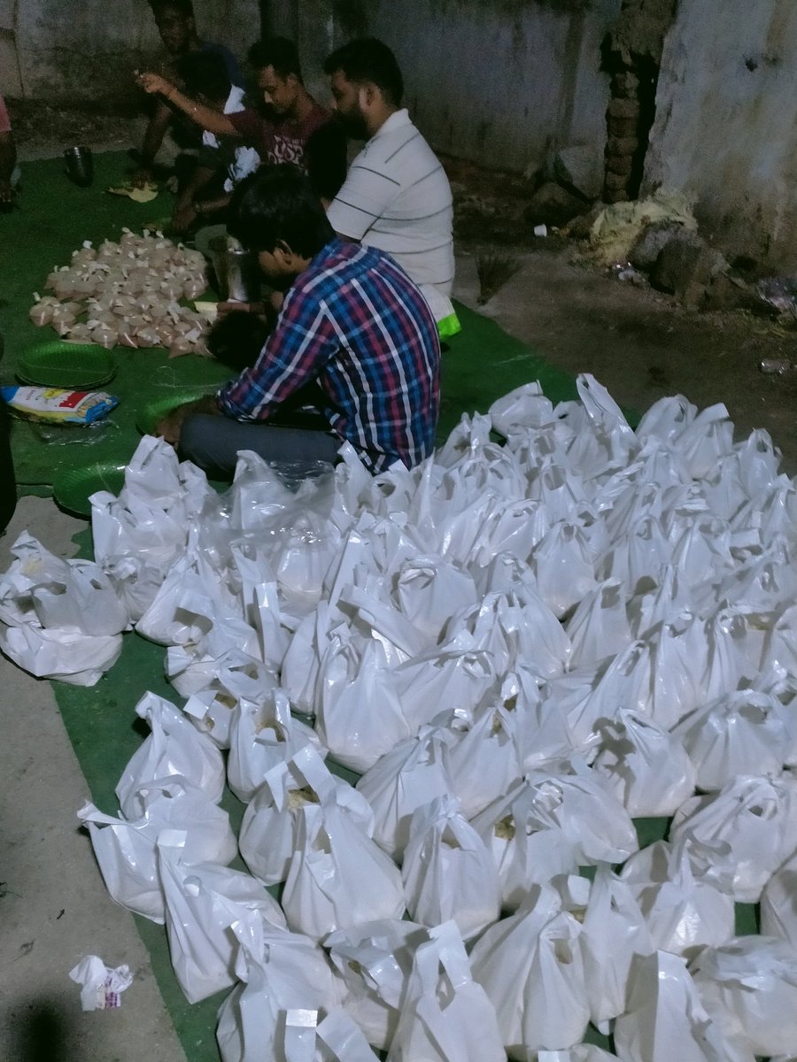 ShaikAz71274339's tweet photo. @SonuSood day 28 distributed food packets for road side homeless poor needy people . successfully completed 28 day. Ending activity from today . Because of no support and financial problem . Hope we will  come again sir . Support us
#youthforbettersociety#
hanamkonda Warangal https://t.co/hIhO92ZZ3U