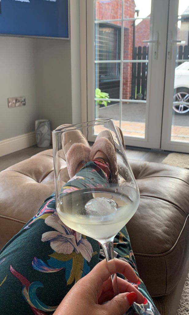 Alexandra3C's tweet photo. Cheers 🥂 @DaniRNI @WHO #NotAVessel https://t.co/mReT7ftwcK