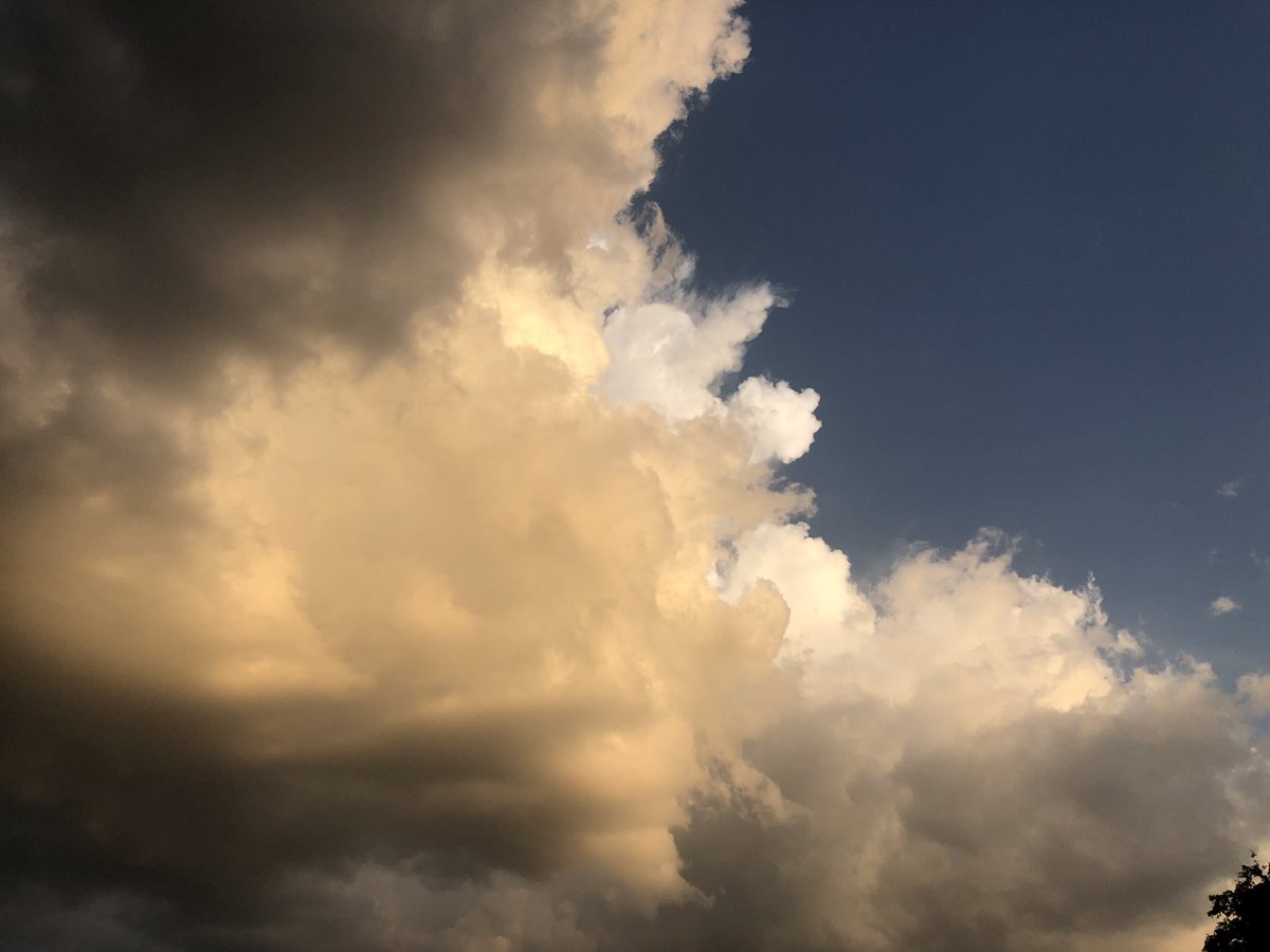 Donkere wolken boven #Leudal #leudalweer <a href="/Leudalweer/">Meteo Leudal Limburg</a>