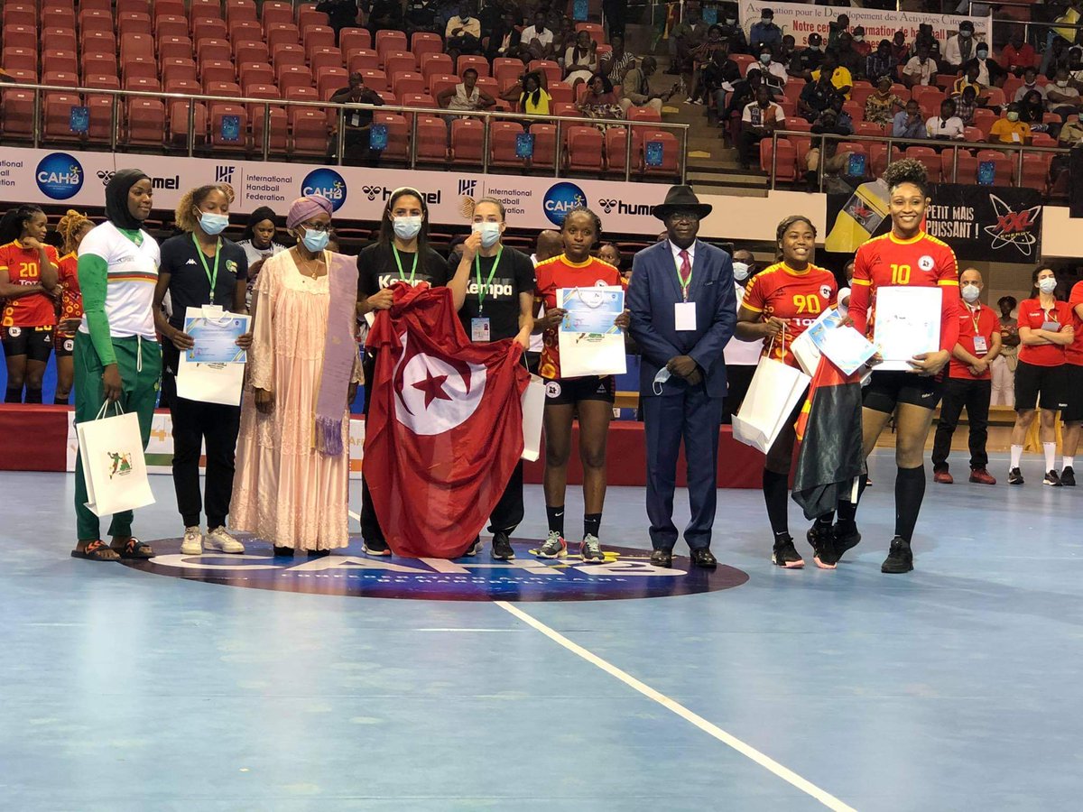 CRTV_web's tweet photo. 🤾🏽♀️🏐FINALE
#CANHANDBALL2020
L'équipe type de la compétition.
🇨🇲🇸🇳🇹🇳🇹🇳🇦🇴🇦🇴🇦🇴
📆 18/06/2021
🏟️ Paposy (Yaoundé)
📺 #CRTVSPORT https://t.co/hVeZ2JCOkW