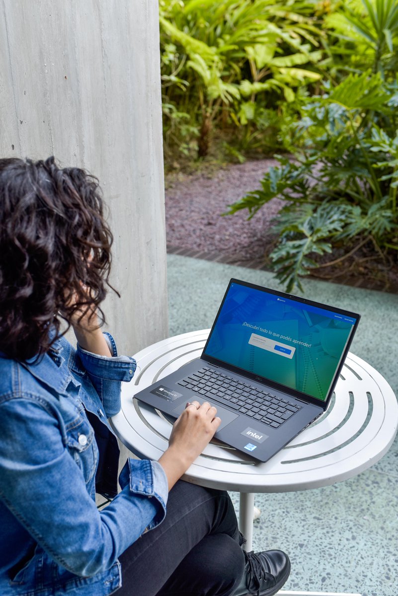 Hola! Estoy MUY contenta de contarles que #Dell me prestó su nueva Latitude 7520 para trabajar este mes en mi emprendimiento <a href="/Apprendo/">Apprendo</a>  
Hace unos días que la estoy probando y la verdad que es increíble ✨😍
<a href="/intel_la/">Intel Latin America</a> @MSFTArgentina #DellLatitude