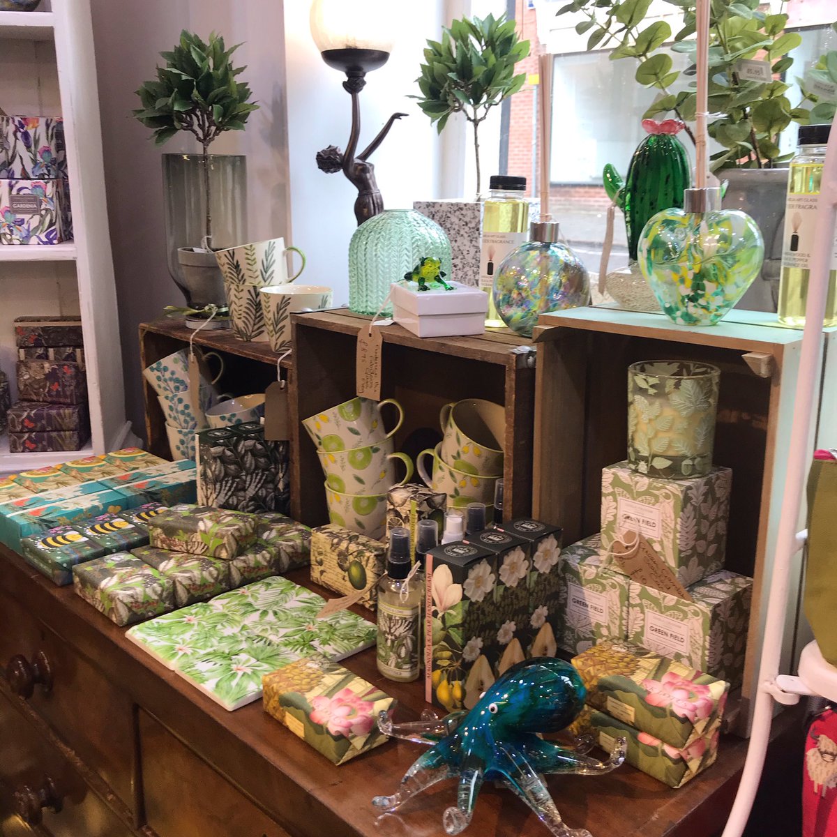 There’s hardly a day that goes by where we don’t end up having a little shuffle around in the shop. How gorgeous is this green display featuring our glass reed diffusers, candles and mugs? I for one, love it! 💚💚💚 xx