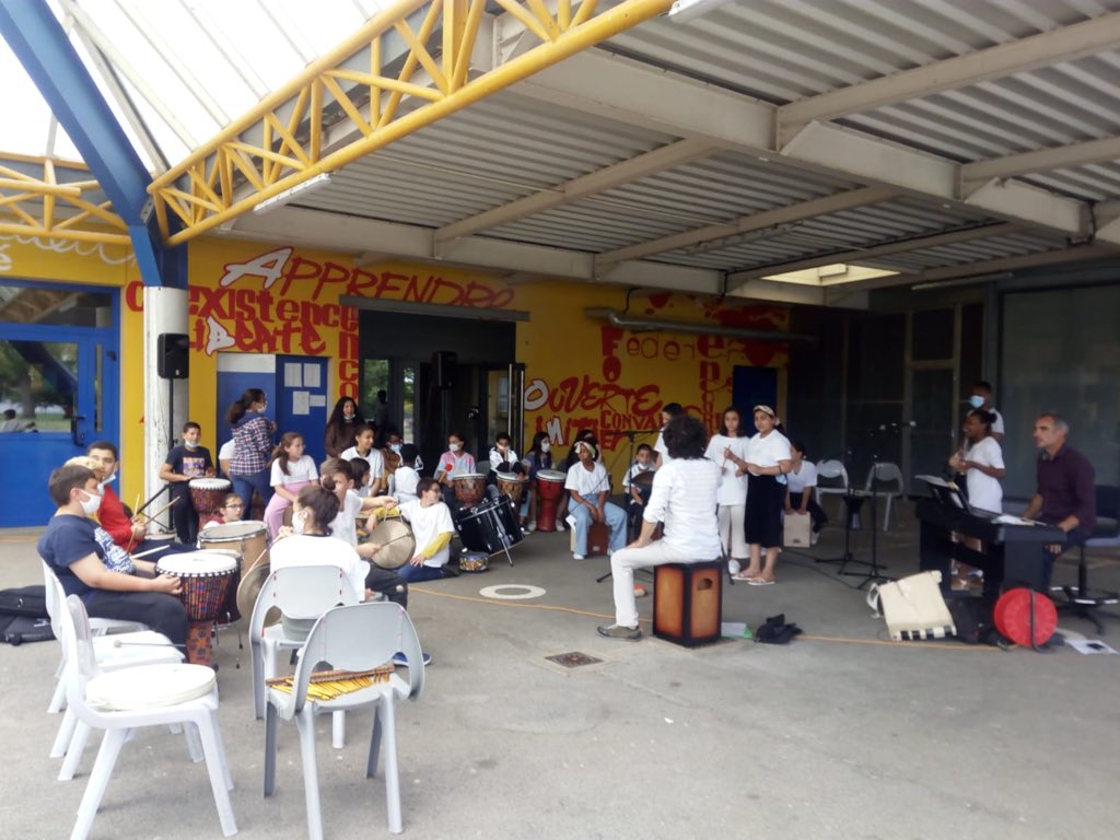 Circo_pre16's tweet photo. Instants de partage percussions et chants 🎶 Cm2 École Fournier et   6 eme collège Michèle Pallet ! Rythmes et bonne humeur! 👏 👏 👏 aux  élèves, enseignant.e.s et artistes #CPré16 #DSDEN16 https://t.co/JYzWlb60jC