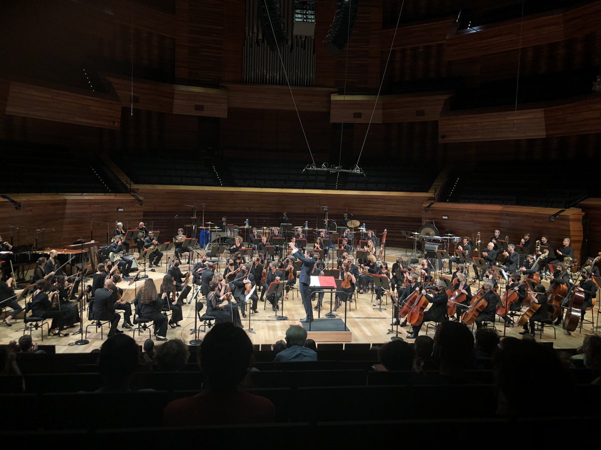 vtguillemin's tweet photo. ManiFeste : #Francesconi par #Kopatchinskaja (avec le compositeur en salle) puis Mossakowski hyper énergique dans #Ligeti, et #Romitelli par le @PhilharRF superbement dirigé par @secherletemps (Maxime Pascal) https://t.co/0wc1yxhwdv