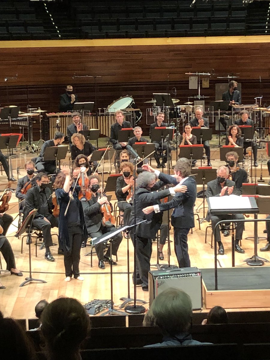 vtguillemin's tweet photo. ManiFeste : #Francesconi par #Kopatchinskaja (avec le compositeur en salle) puis Mossakowski hyper énergique dans #Ligeti, et #Romitelli par le @PhilharRF superbement dirigé par @secherletemps (Maxime Pascal) https://t.co/0wc1yxhwdv
