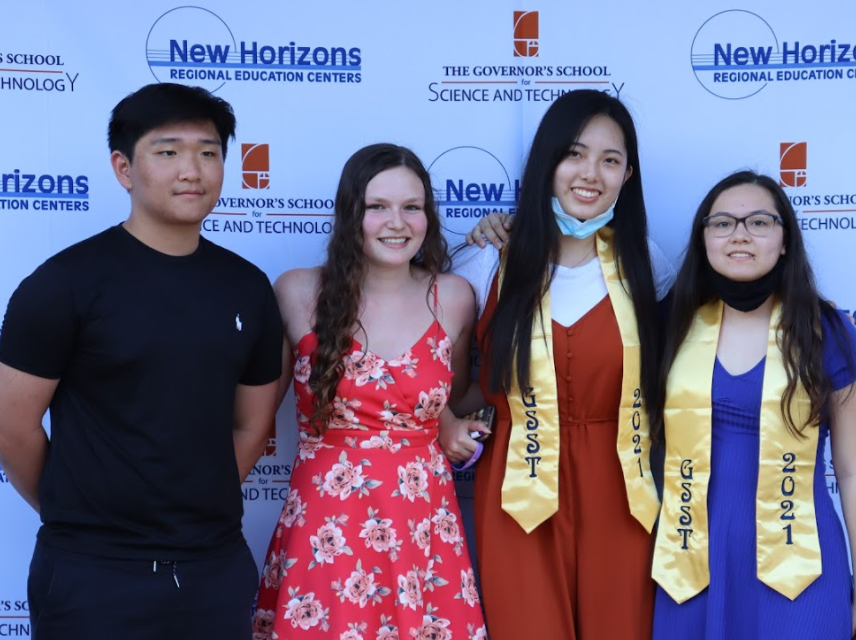 GsstPhysics's tweet photo. WHRO presented a trophy to our winning team during the graduation ceremony.

1st Place — Graphic Design (from left to right)

— Eric Song
— Lauren Tyler
— Jiyeon Park
— Indira Durham

Congratulations!

@NHREC_VA #WeAreNewHorizons #NHGSST #BOLDLYGOING https://t.co/ars2q4Q0hZ