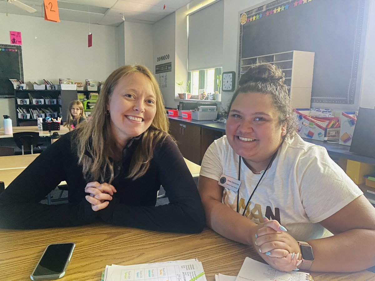 A_MinearAHL's tweet photo. Ms. Olivia, COMO Ed student intern, spent some time this afternoon planning with her teacher. Ms. Olivia is an incoming senior at @ColumbiaColg and is going to make a fabulous teacher next year! We are so happy she is working with our second graders at PKE! #CPSbest https://t.co/drn1hU8UMG