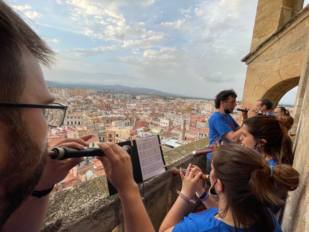 #SantPere2021

Concert de gralles al #campanar de #Reus. Alumnes avançats de l’Aula de Sons ens anuncien la festa d’una manera molt especial!🥳💥

#CulturaAReus #CulturaSegura <a href="/ReusFestaMajor/">ReusFestaMajor</a> <a href="/reus_cat/">Ajuntament de Reus</a>