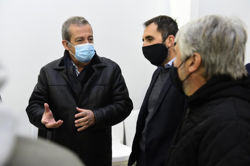 MuniJuninMdz's tweet photo. AYSAM incorpora vallas de señalización realizadas con plástico reciclado. A través del programa Junín Punto Limpio, y con la participación de Maderas Plásticas Mendoza, la Municipalidad de Junín llevó a cabo la entrega de 450 vallas a AySAM. https://t.co/siebCQNQIR