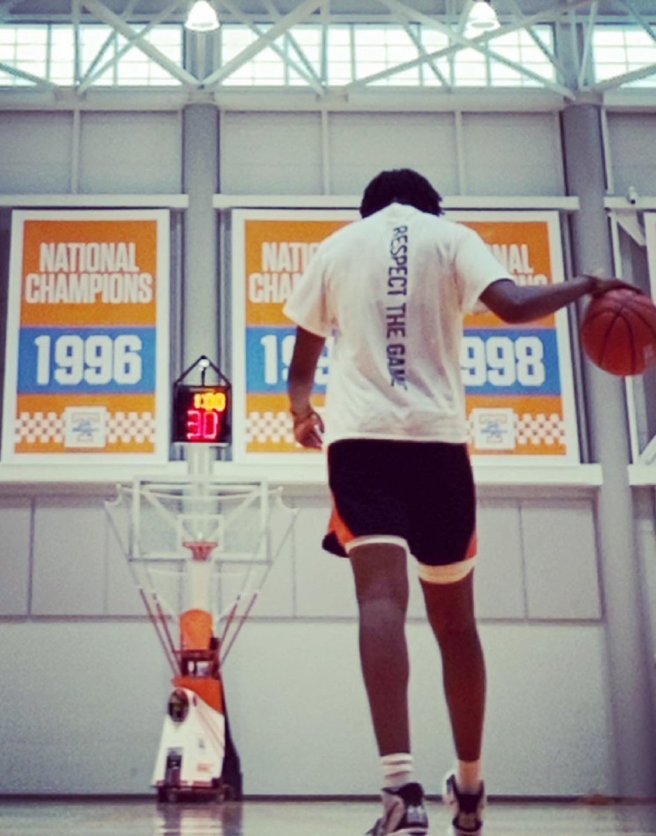 kei_anna01's tweet photo. Home away from Home! ๐งก โฆ.watching her in a zoneโฆ On her ownโฆ #selfmotivated #cheribundi #athlete #sheworking #getbetter๐งก#gymgirl #recovery https://t.co/YXNNDak7b4