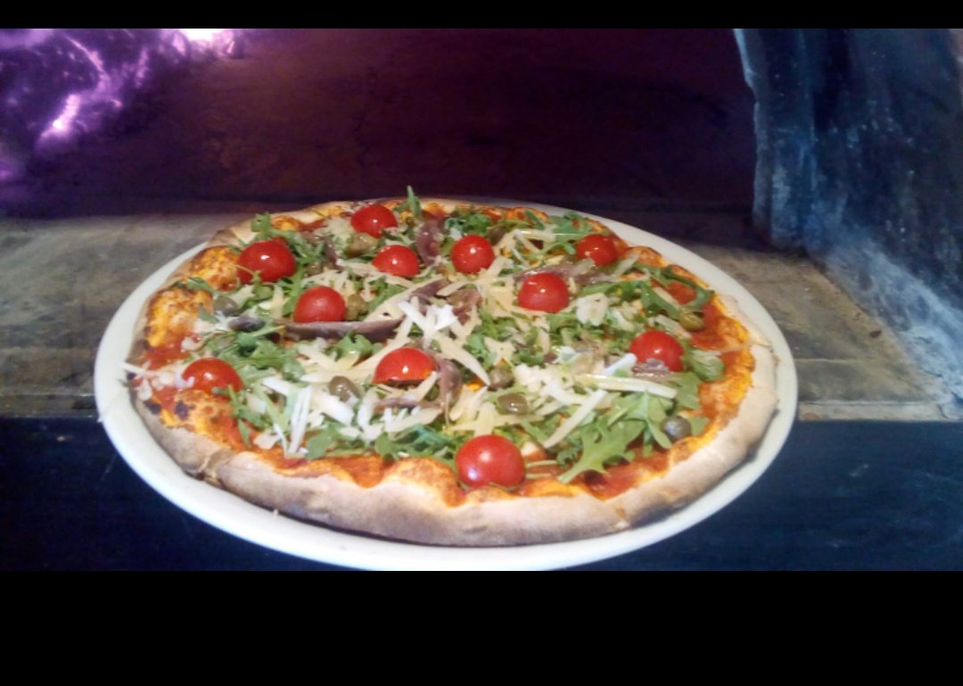LucreziaconZ's tweet photo. Dicen q a los argentinos les gusta solo pizzas argentinas y q muchos hacen pizzas muy ricas pero si probaran las q hace mi marido estilo romano y napolitano... recibe halagos de argentinos, españoles e italianos. Además su pasta es increíble.
#Espanis
#LasMatas
#Torrelodones https://t.co/dGGoiGGy3U