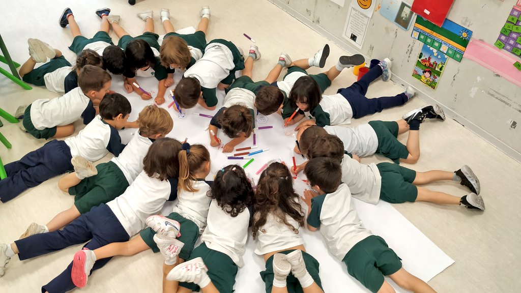 TeacherRociHBST's tweet photo. We spent our last Friday making a huge drawing! #owlsclass #3yrs @HBSTORREJON https://t.co/n2ofMe4Y0y