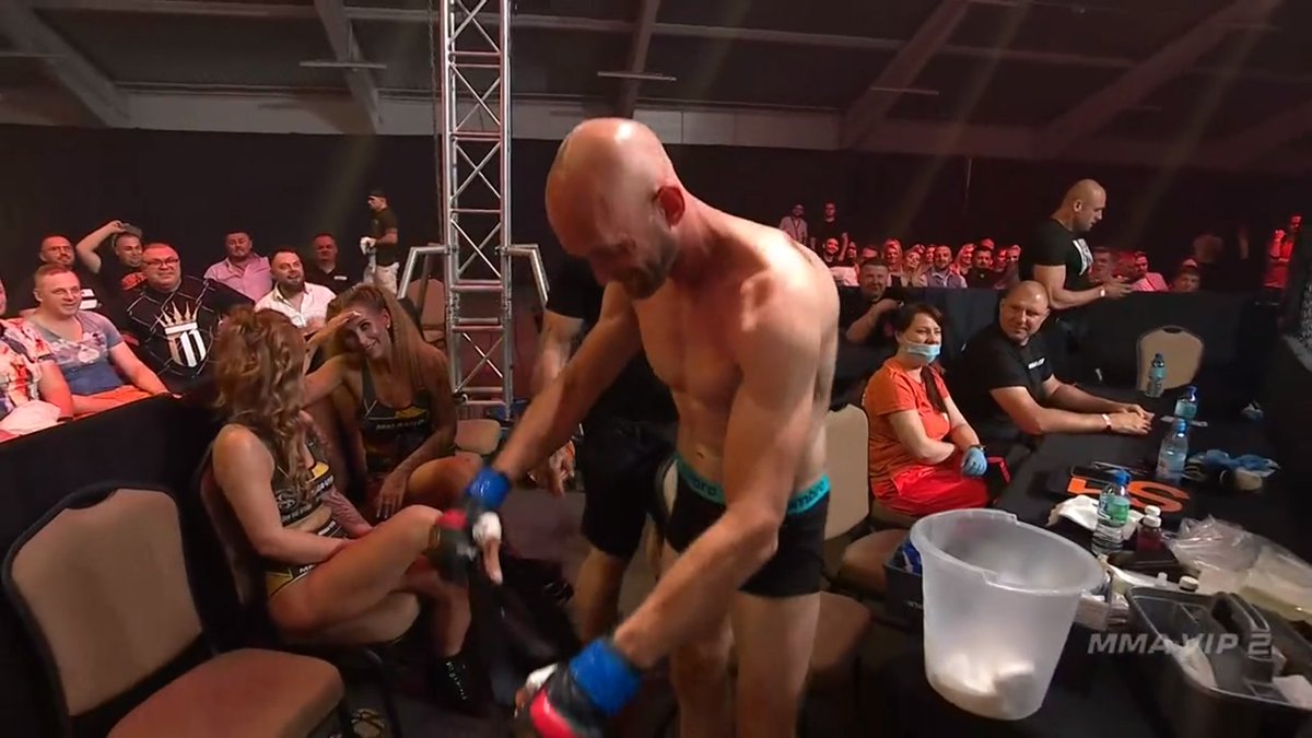 PaczMat's tweet photo. Szczena zakłada ochraniacz na krocze podczas transmisji na żywo. #MMAVIP2 spełnia Wasze oczekiwania? 🙃 https://t.co/jvgw6tCgLv