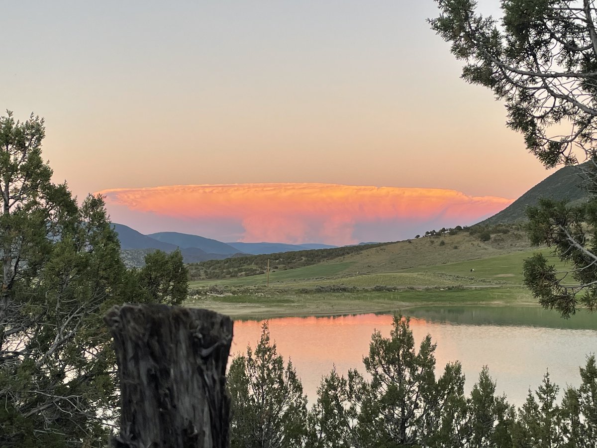 "After sunset, the energy fueling the storm was limited, allowing it to weaken &amp; collapse. It had a very high cloud base &amp; little-to-no precipitation at the surface, except on the mountain peaks.” -UCAR meteorologist Jeff Weber &amp; NCAR scientist Maria Molina 🌦️
📸: Taysia Peterson