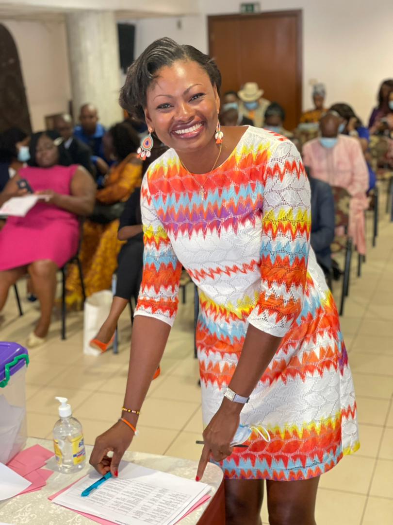 LounaOumar's tweet image. @CRTV_web Félicitations à vous reine du micro. Je suis pas âge mais je vous ai vue faire vos pas à la présentation du 20h30. 
Très brillante prestation à la #can2016 
vous êtes pour moi un modèle. 
#Eveline_owona_essomba femme forte 
bonne chance pour la suite