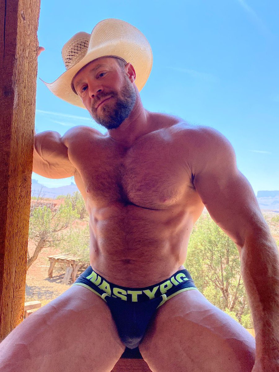 tracetrainer's tweet photo. #friskyfriday 💦 @nastypig https://t.co/pnJZqp5Y3H