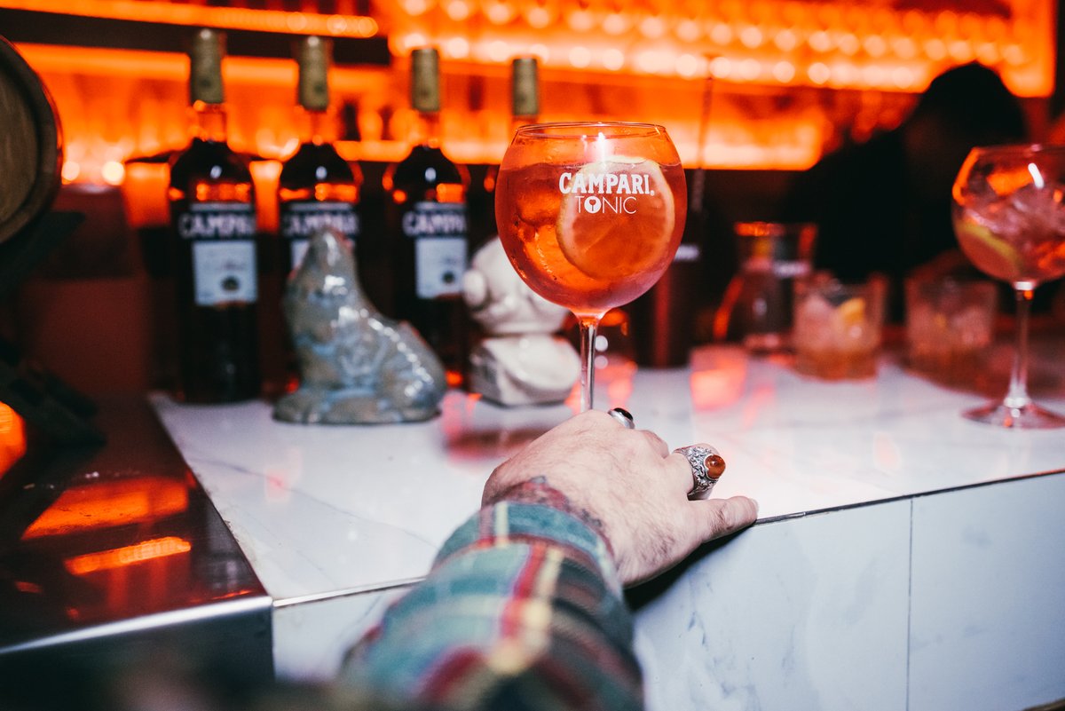 #CampariTonic
❤️ 1 parte de Campari
🍸 3 partes de Tónica
🍋 1 rodaja de limón