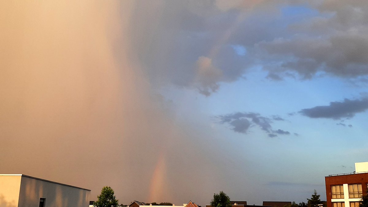 inja5248's tweet photo. 21:21 uur boven #Peij een kort hevig buitje met een fletse regenboog...en nu ruikt het heerlijk buiten 
@MeteoLimburg 
@BuienRadarNL 
@Weerplaza 
@L1weer 
@hetweerlokaal https://t.co/TIF0iqLcPN