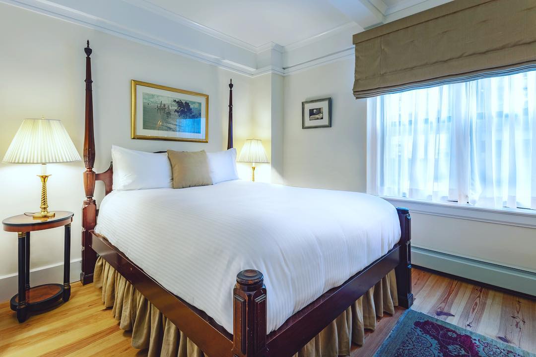 Roger Smith Hotel tweet media