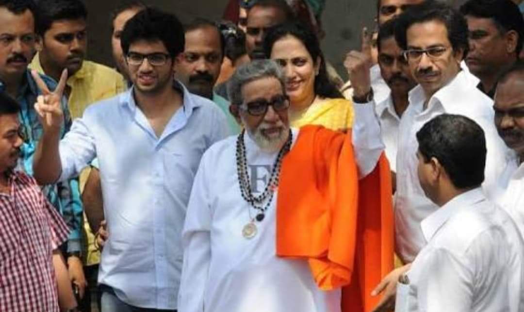 ParaagSMohite's tweet photo. वंदनीय प्रबोधनकारांच्या विचारांतुन जन्मलेल्या, वंदनीय बाळासाहेबांच्या कर्तुत्वाने बहरलेल्या, सन्माननीय उद्धवजीसाहेब, @AUThackeray साहेब व लाखो-करोडो शिवसैनिकांच्या मेहनतीने व निष्ठेने प्रचंड रुप धारण करत असलेल्या #ShivSena नावाच्या वटवृक्षाला #वर्धापनदिन निमित्त हार्दिक शुभेच्छा. https://t.co/5h9sNsblhj