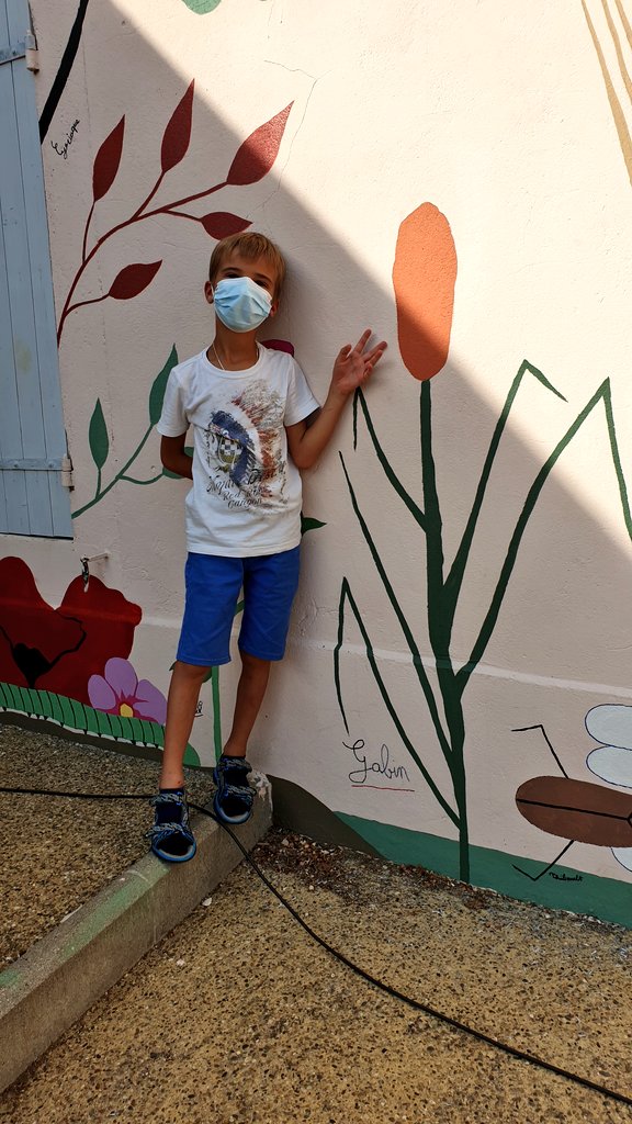 benjapaul32's tweet photo. Un beau projet de fresque dans l'#école rurale d'un village #4Fleurs... 4 saisons à découvrir la faune et la flore, à faire des esquisses et puis la réalisation avec un artiste en residence
https://t.co/OfxiZ4wJVR !
Créativité et imagination 
👍 à Mme Demaison et cie 🌻🌷🌺🌹 https://t.co/iBfXABi5Uh