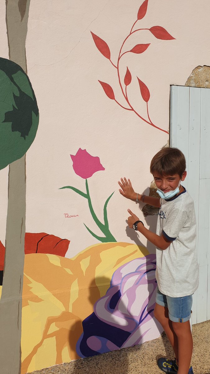 benjapaul32's tweet photo. Un beau projet de fresque dans l'#école rurale d'un village #4Fleurs... 4 saisons à découvrir la faune et la flore, à faire des esquisses et puis la réalisation avec un artiste en residence
https://t.co/OfxiZ4wJVR !
Créativité et imagination 
👍 à Mme Demaison et cie 🌻🌷🌺🌹 https://t.co/iBfXABi5Uh