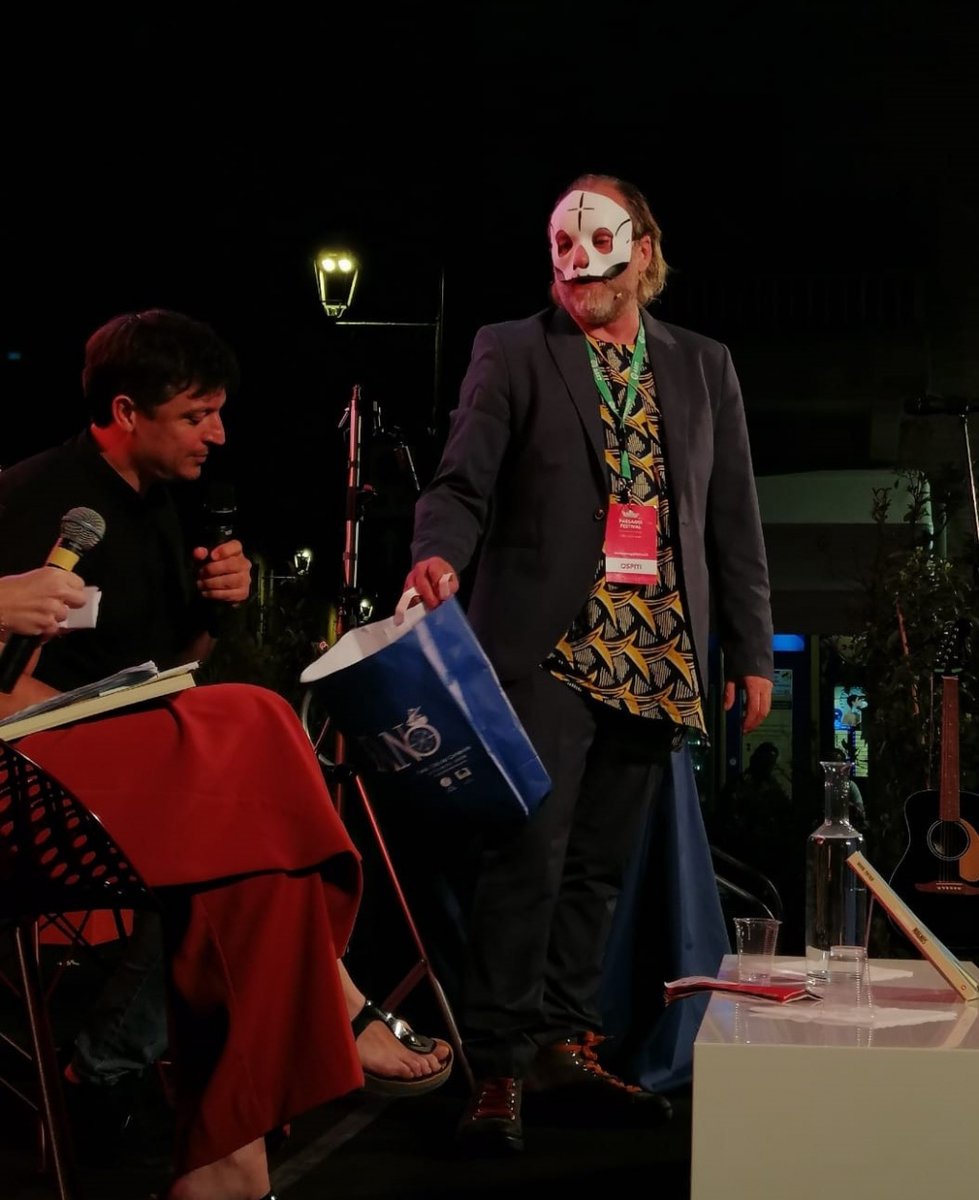 Sapete “Come rubare un Magnus” (<a href="/oblomovedizioni/">Oblomov Edizioni</a>)?
Ce lo dice, ce lo mostra e ce lo disegna <a href="/davideltofo/">Davide Toffolo</a>, che porta anche la chitarra per suonarci un paio di canzoni.
Insieme all’autore c'è un altro grande fumettista, Alessandro Baronciani, e la radio speaker <a href="/ivastjepanovic/">Ivana Stjepanovic</a>.