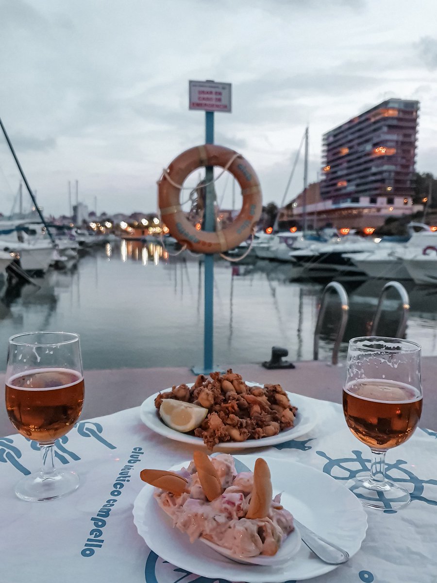 Después de 600 km. conduciendo está era la cena que nos merecíamos en el chiringuito del Club Náutico de El Campello. Bienvenida a la terreta 🍺😎. #DescubreElCampello #ElCampelloSonríe