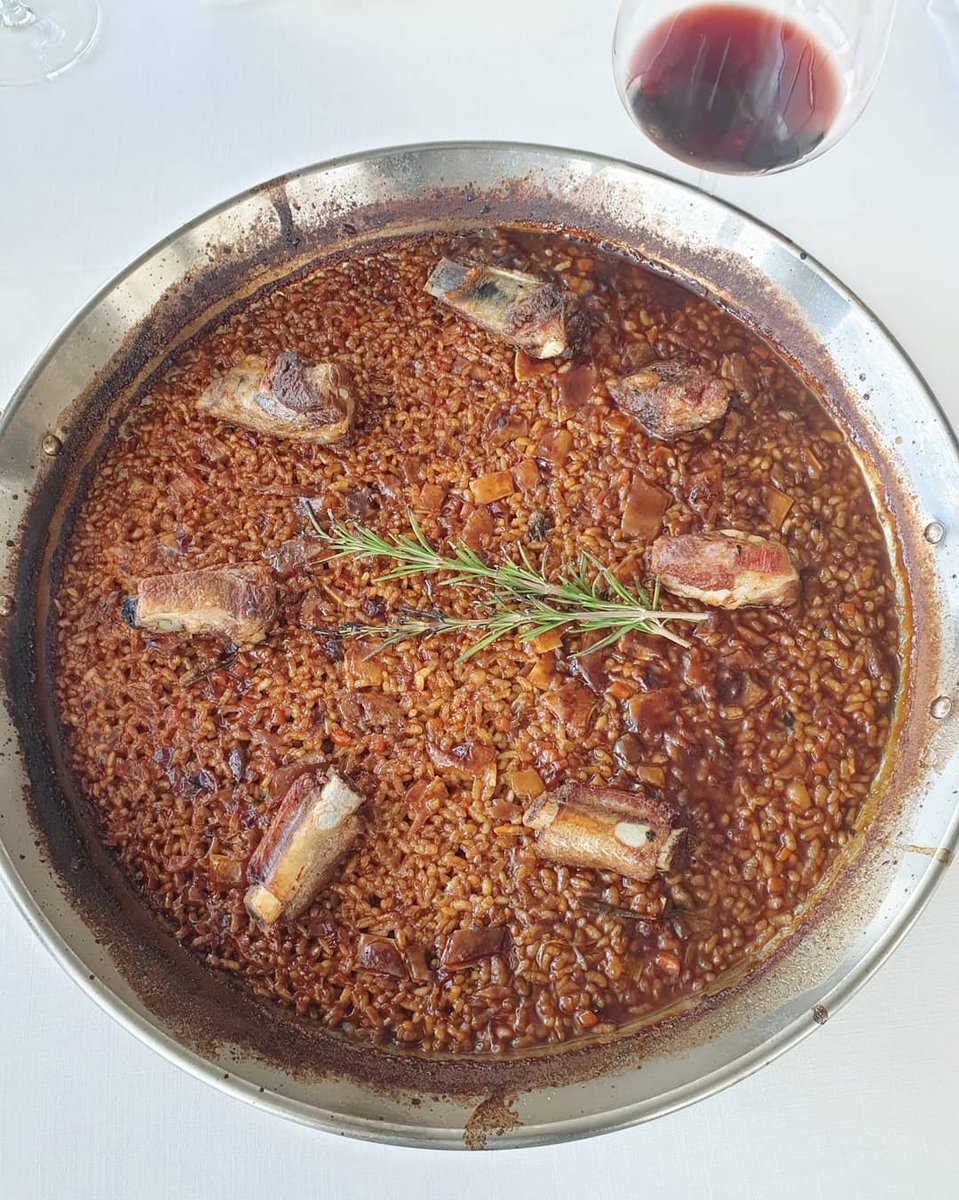 jcelmundo's tweet photo. Desconectando del mundanal ruido en el @Valbusenda, un hotel entre viñedos. Situado en el corazón de la D.O Toro (Zamora), cuenta con bodega propia y un "wine spa" con exclusivos tratamientos de vinoterapia. Riquísimo el arroz a la zamorana que sirven en el restaurante Nube! https://t.co/46MN3sgClW