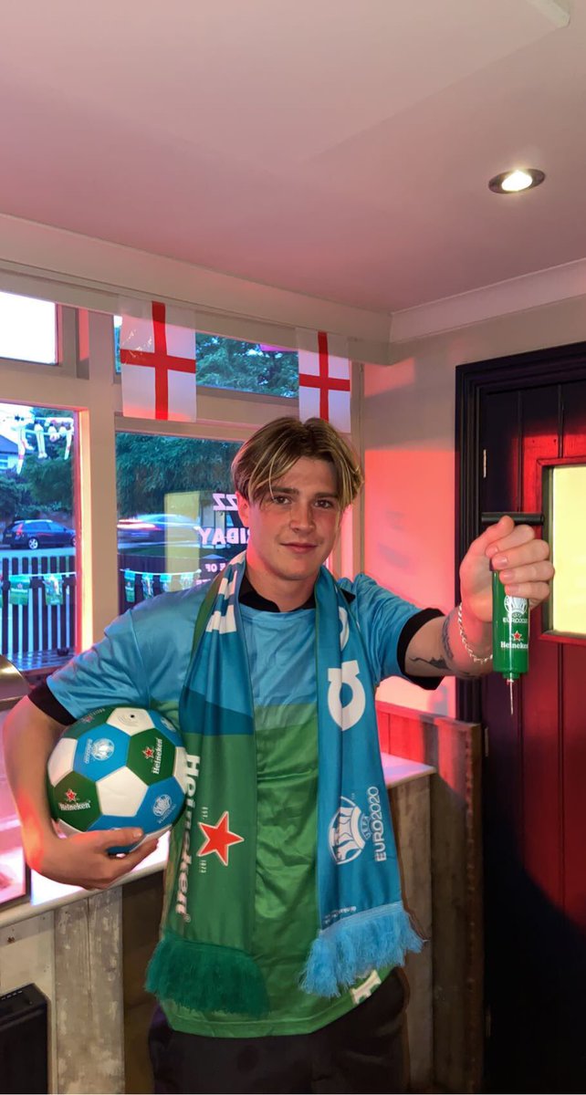 GotNoChips1's tweet photo. @Tygerbc Supporting @England tonight with the #EURO2020 kit #TygerOut #ThreeLions #EnglandvsScotland #ENGSCO https://t.co/GOHCCUEYFf