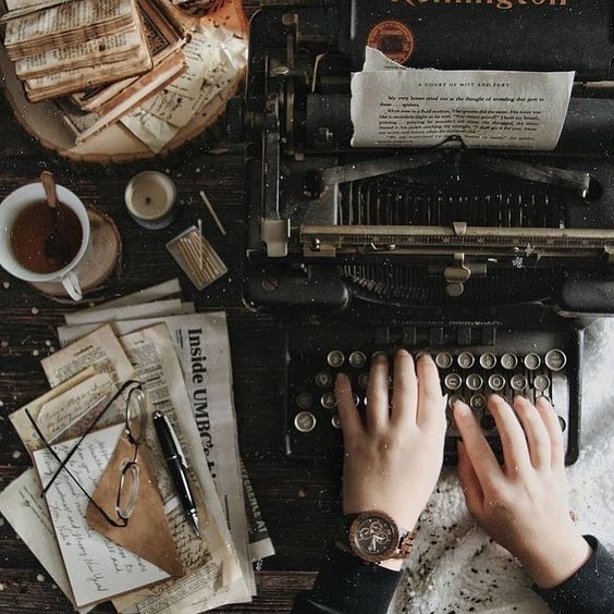 Visión de escritor. 
Síganos en instagram - bit.ly/3w6DpoR
#airelibre #airelibre
 #vidaalairelibre #fotografía #fotografias #fotografiacallejera #mundo #viajes #viajesporelmundo