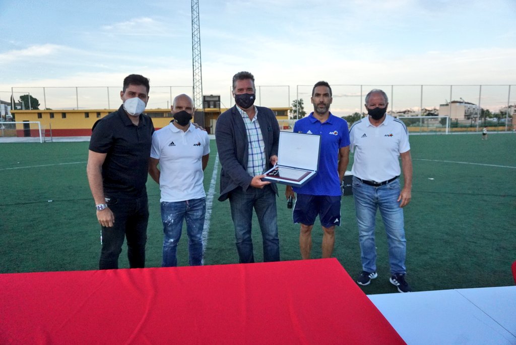 EscuelasAFE's tweet photo. 📸CÓRDOBA | El acto de clausura de la Escuela de Córdoba se desarrolló con total normalidad en una gran fiesta de fin de temporada

➡️Especialmente emotivo fue el aplauso en la entrega al Trofeo Juan Gómez Juanito al Hospital Universitario Reina Sofía de Córdoba 👏🏻

#ValoresAFE https://t.co/xbsjYbg8qM