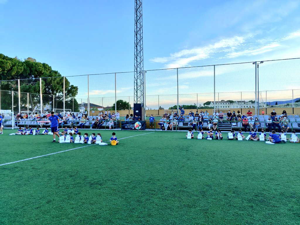 📸CÓRDOBA | El acto de clausura de la Escuela de Córdoba se desarrolló con total normalidad en una gran fiesta de fin de temporada

➡️Especialmente emotivo fue el aplauso en la entrega al Trofeo Juan Gómez Juanito al Hospital Universitario Reina Sofía de Córdoba 👏🏻

#ValoresAFE